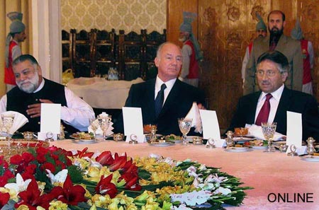 Hazar Imam with President Musharaff of Pakistan during 2003 visit